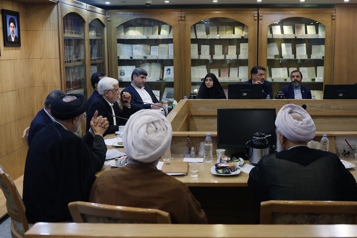 عارف: پیش از این با انتخاب وزیر زن مخالفت میشد، در حالی که معتقدیم هیچ منع شرعی برای این انتخاب وجود ندارد و زنان ما کارآمدی بیشتری از مردان دارند