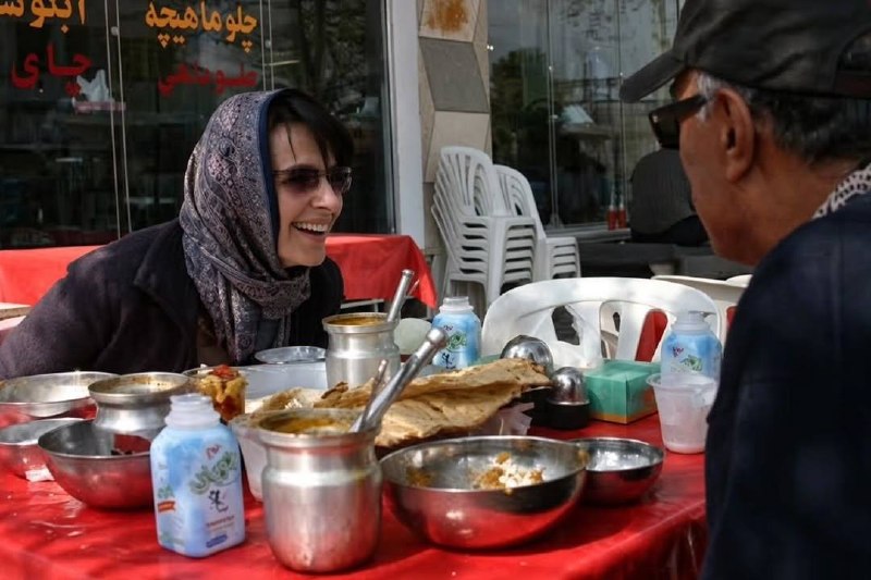 آبگوشت خوردن ژولیت بینوش بازیگر سرشناس فرانسوی به همراه عباس کیارستمی در تهران؛ فروردین ۱۳۸۵