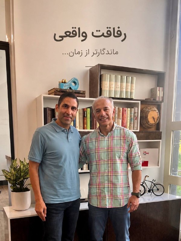 📲 پست جالب محمد خاکپور در کنار وحید هاشمیان بعضی آدمها را از همان روزهای اول میشود شناخت؛ نه از حرفهایشان، از نظم، تلاش و شخصیتشان