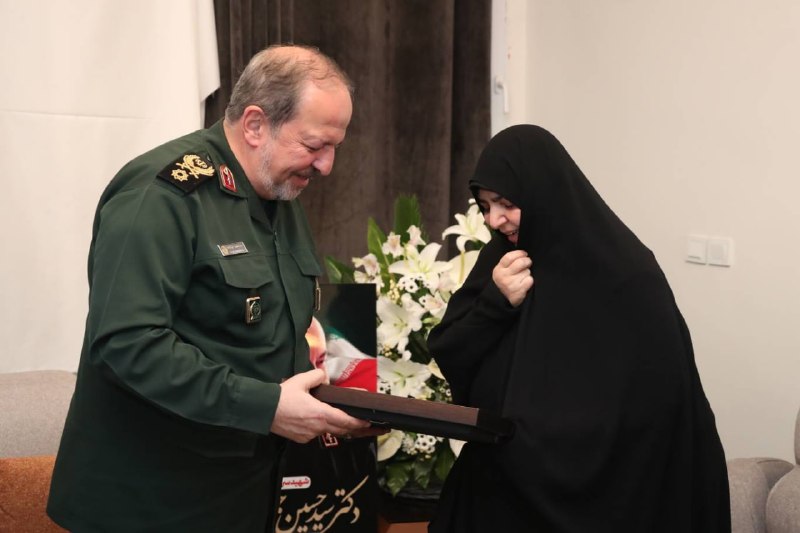 دیدار سرپرست وزارت دفاع با خانواده شهدای جنگ رمضان سردار ابنالرضا در آستانه ۳۱ مرداد، روز صنعت دفاعی با خانوادههای معظم شهیدان دکتر مظفرینیا