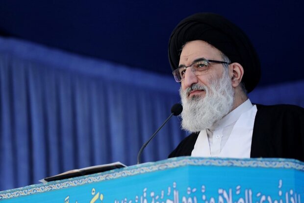 امام جمعه کرج: 🔴 مسئولان با افشای نقاط ضعف کشور در زمین دشمن بازی نکنند 🔴 نفوذی ها دو گانه «موشک یا معیشت» را راه می اندازند