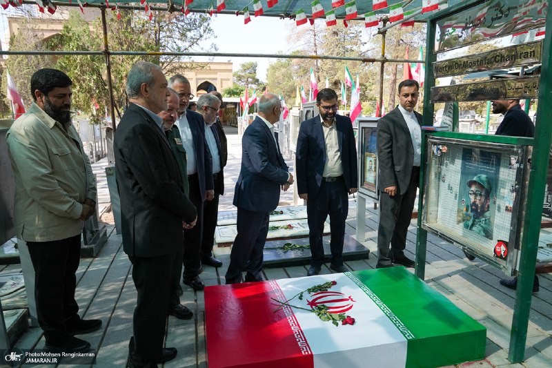 ادای احترام رئیس جمهور در مزار شهید مصطفی چمران عکس: محسن رنگین کمان/جماران 🇮🇷