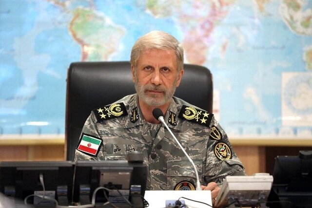 امیر حاتمی: به اندازه سر سوزن به دشمن اعتماد نداریم