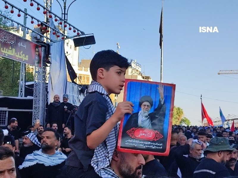 تصاویر آیتالله علی خامنهای در دست عزاداران نجف اشرف