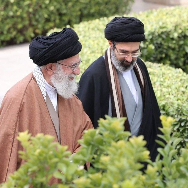 آیتالله علی خامنهای: دشمن نباید علامت ضعفی از ما دریافت کند
