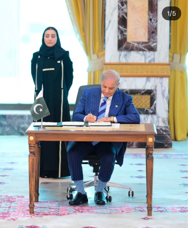 تصویری پربازدید از جوراب خاص شهباز شریف در مراسم امضا توافق مکه
