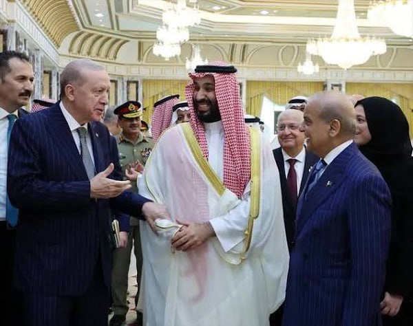 نخستوزیر پاکستان: در همکاری با عربستان و ترکیه، به ایفای نقش سازنده خود در تضمین دفاع از منطقه، ادامه خواهیم داد/ صلح پایدار، شرط اساسی برای