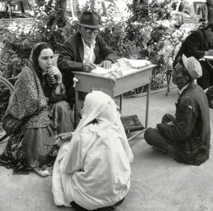 عریضهنویسان فلکه شهرداری شیراز، سال ۱۳۴۸