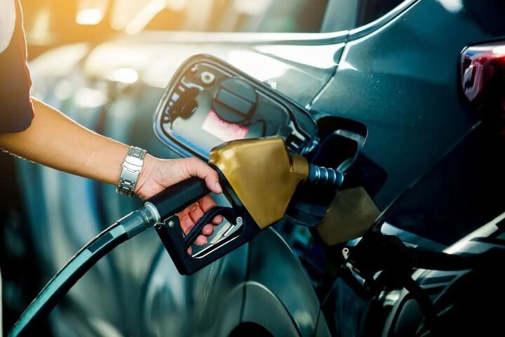 ⛽ قیمت واقعی هر لیتر بنزین چقدر است؟/ مقایسه نرخ بنزین در ایران و کشورهای همسایه؛ چرا اقتصاددانان از قیمت فوب صحبت میکنند؟