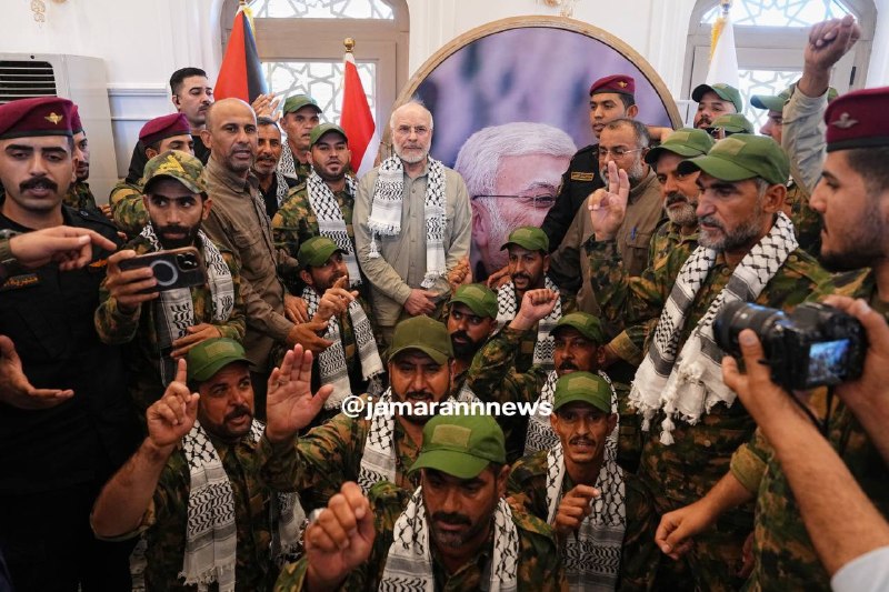 قالیباف، رئیس مجلس ایران، در قبرستان «وادیالسلام» در نجف برای گرفتن عکس یادگاری گروهی با رزمندگان مقاومت عراق در کنار آنها قرار گرفت./جماران 🇮🇷