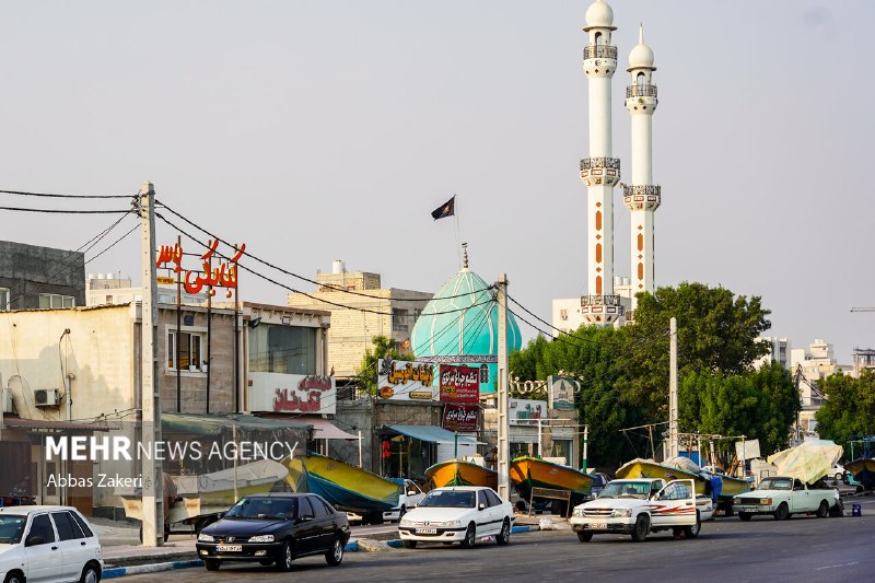 رد پای دریا در کوچههای بندرعباس زندگی در محلههای ساحلی بندرعباس همچنان با ریتم همیشگی خود ادامه دارد؛ قایقهای صیادی هر صبح به دریا میروند و
