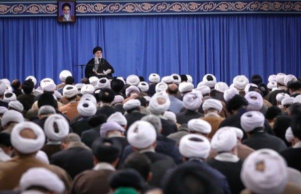 تذکر جدی رهبر شهید به طلاب درباره استفاده از خودروهای گرانقیمت 📌 احسان گلمحمدی با اشاره به جزئیات کلاسهای درس خارج فقه رهبر شهید