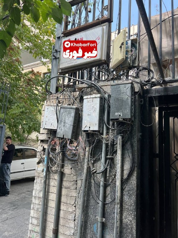 وضعیت نابسامان شبکه مخابرات مرکز شهید قدوسی تهران: تصاویر فوق مربوط به پستهای مخابراتی منصوبه در بلوار میرداماد جنب مسجد الغدیر میباشد