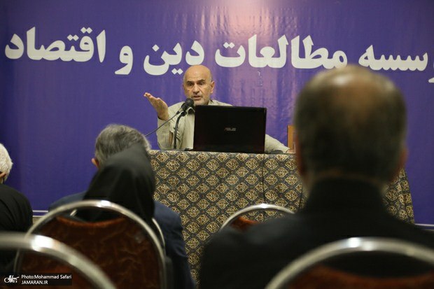 مومنی، اقتصاددان: گره زدن آینده اقتصاد به وعدههای ارزی، تکرار یک خطای تاریخی است