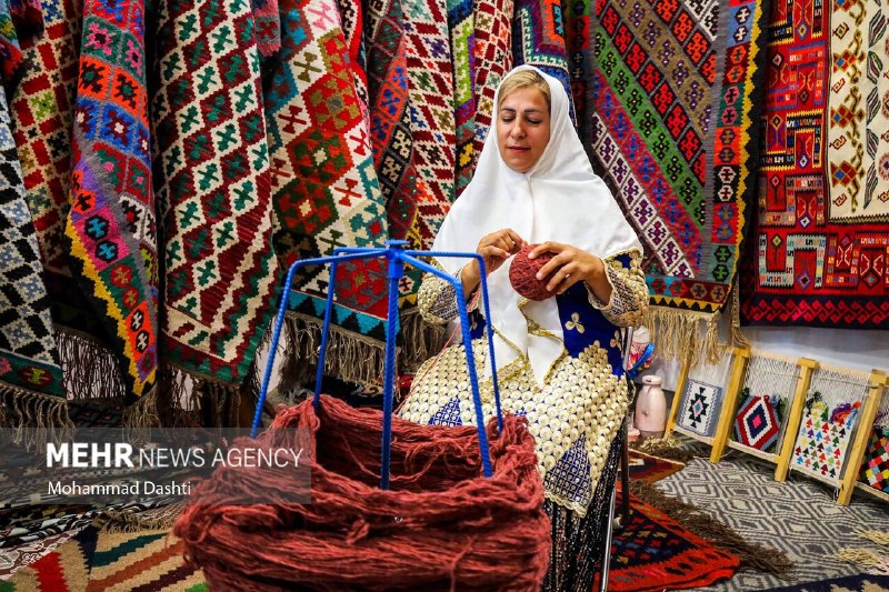 نمایشگاه ملی صنایع دستی اردبیل همزمان با هفته دولت، شانزدهمین نمایشگاه ملی صنایع دستی و هنرهای سنتی اردبیل آغاز بکار کرد و آثار صنعتگران ۳۰ استان در قالب ۱۵۰ غرفه در محل دائمی