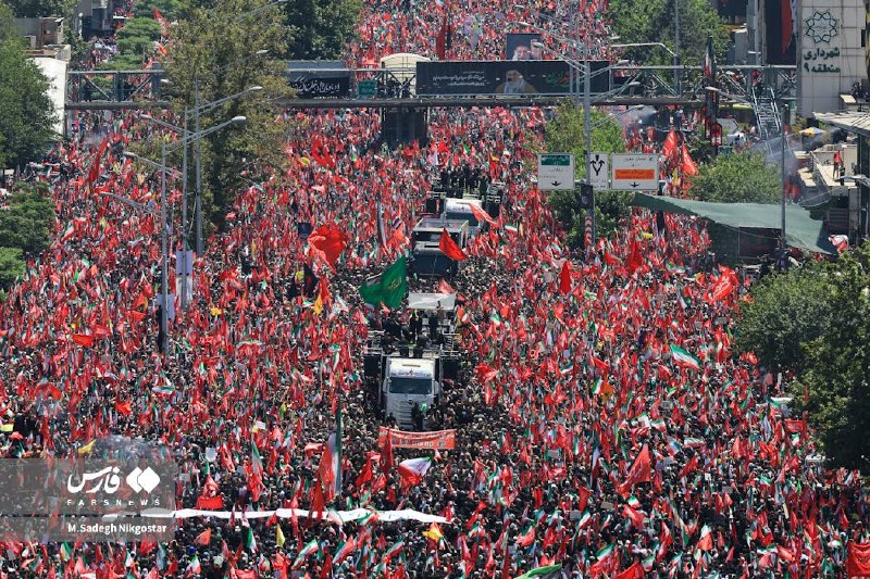 شکوه حضور مردم در خیابان آزادی تهران