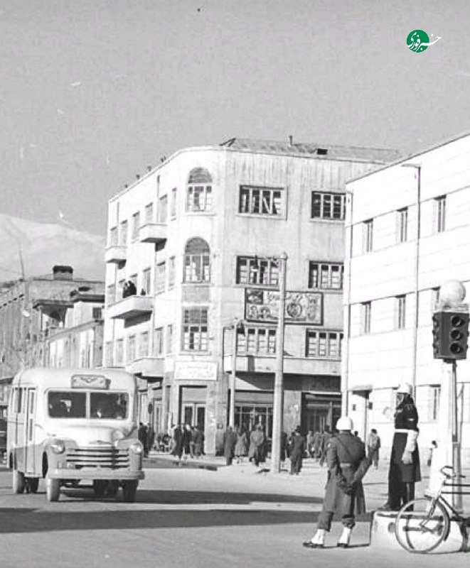 عکس جالبی از خیابان فردوسی تهران در اواخر دهه بیست در فضای مجازی 👇