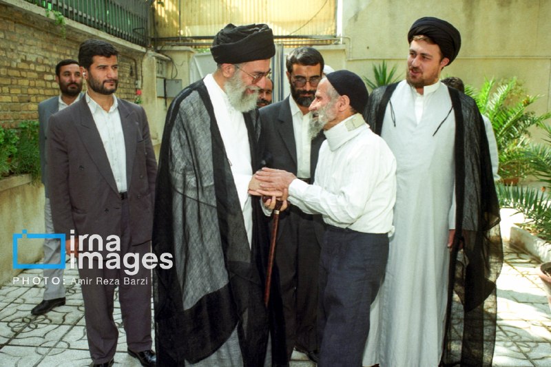 An image of presence at Imam Khomeini's residence in 1378 (1999)