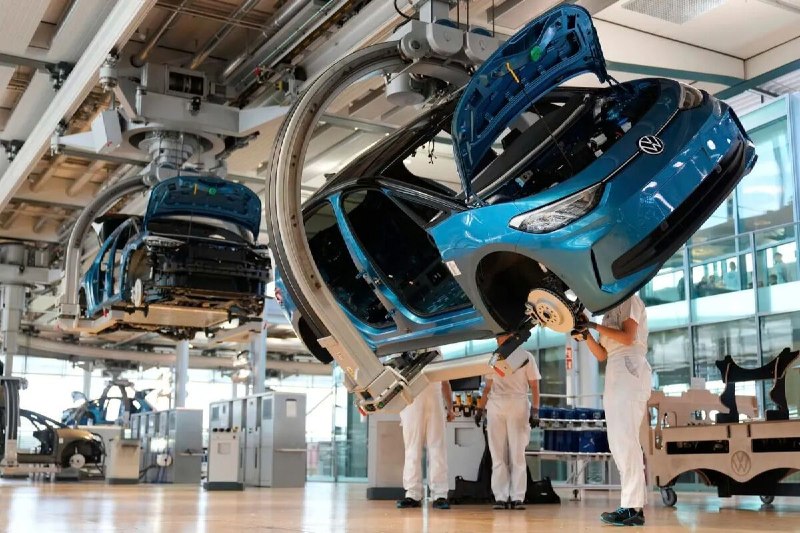 الجزیره: پیامدهای بحران تنگه هرمز دیگر تنها به محمولههای نفت محدود نمیشود، بلکه به صنعت خودروی جهانی نیز کشیده شده / مصرفکنندگان احتمال با افزایش