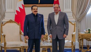 دیدار و گفتگوی السیسی و ال خلیفه درباره تنگه هرمز و جنگ پادشاه بحرین و رئیسجمهور مصر با بررسی روابط دوجانبه و تحولات منطقه، بر گسترش همکاریهای