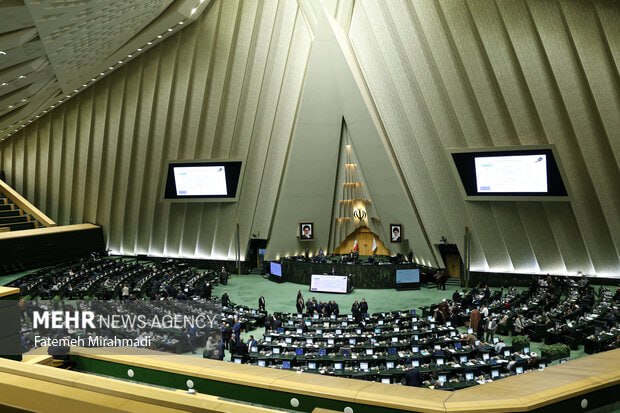 اعتراض ۶۳ نماینده مجلس به توسعه اختیارات رئیسجمهور در فضای مجازی جمعی از نمایندگان مجلس با اعتراض به مصوبه دولت درباره مدیریت فضای مجازی، نسبت به