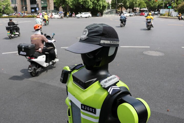 Traffic police robots in China reduced violation rates