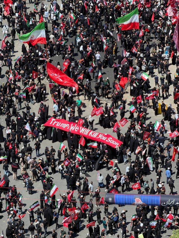 تهدید ترامپ توسط شهروندان مشهدی با نصب پارچه نوشته 📌 جمعی از شهروندان مشهدی با نصب پارچه نوشتهای به زبان انگلیسی و فارسی خطاب به