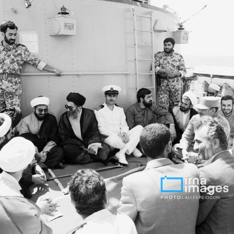 تصاویر کمتر دیده شده از حضور آیتالله علی خامنهای در مانور دریایی تنگه هرمز؛ مهر 1364