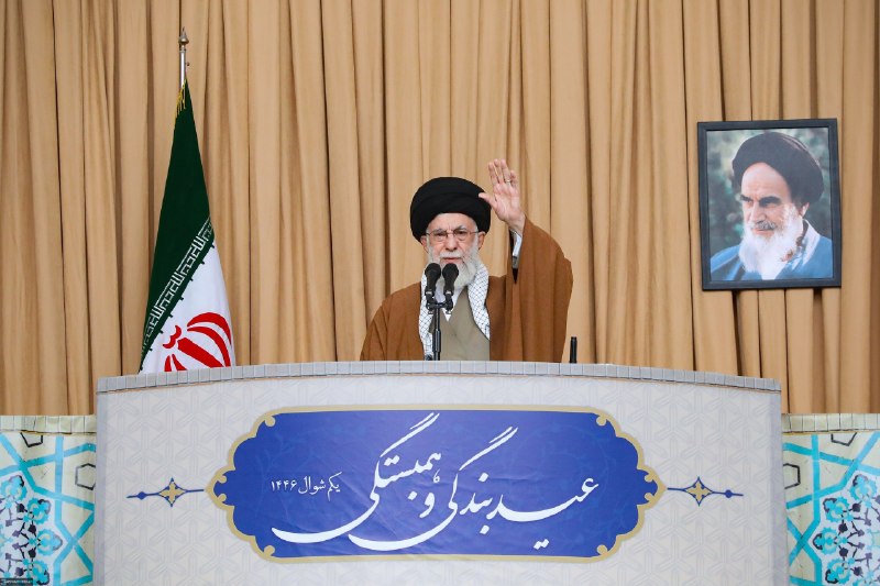 سه قاب از آخرین حضور آیتالله علی خامنهای در مصلای تهران در 11 فروردین 1404