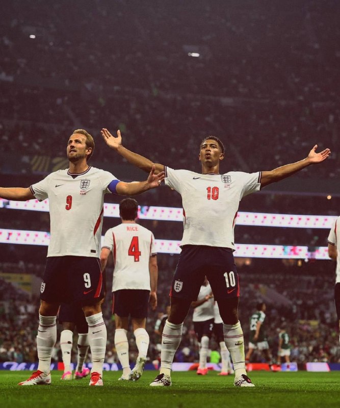 Bellingham's Clearance Prevents Mexico Goal; First Half Ends Mexico 1 - England 2