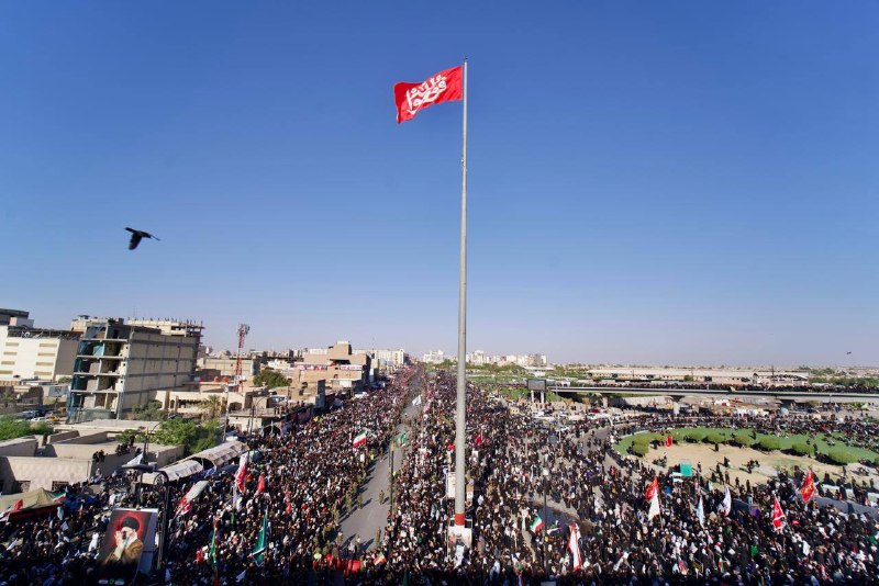 حضور زائران در میدان ثورةالعشرین نجف
