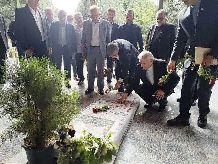 گلزار شهدای خرمآباد با حضور وزیر میراثفرهنگی غبارروبی شد