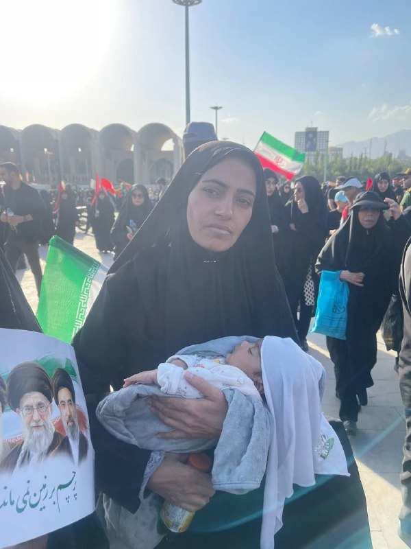 کودک در مراسم تشییع حاضر بود