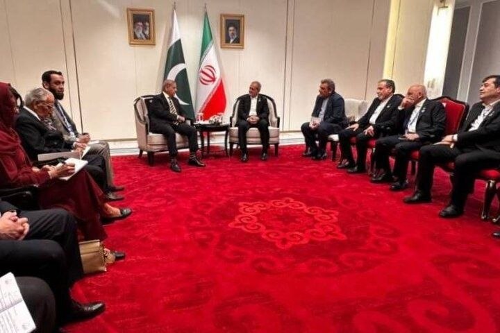 پزشکیان: از توافق مکه استقبال میکنیم رئیسجمهور اسلامی ایران در دیدار شهباز شریف