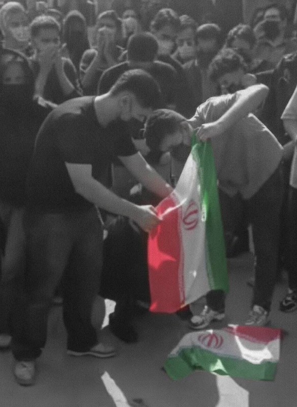 دو دانشجوی هتاک به پرچم ایران در دانشگاه تهران، اخراج شدند امروز حکم اخراج دو دانشجوی آتشزننده پرچم ایران در شورای تجدید نظر دانشگاه تهران قطعی و ابلاغ شد