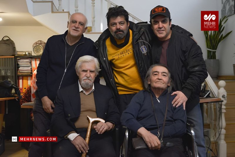 عکسی خاطره انگیز علی قائممقامی، تهیه کننده سینما در صفحه شخصی در فضای مجازی عکسی از پشت صحنه فیلم شاه نقش منتشر کرده است که زنده یاد عنایت بخشی و