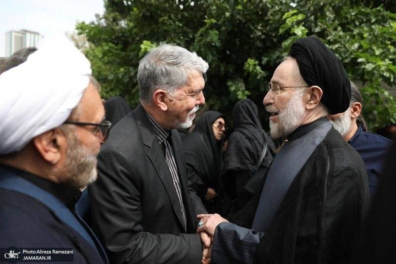 تصویری از سیدمحمدخاتمی و وزیر فرهنگ و ارشاد اسلامی در حاشیه مراسم تشییع دکتر قاسم زاده 
