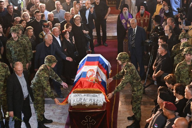 🇷🇸 تشییع جنازه باشکوه قصاب بوسنی در بلگراد / هشدار صریح اتحادیه اروپا به صربستان درباره عضویت