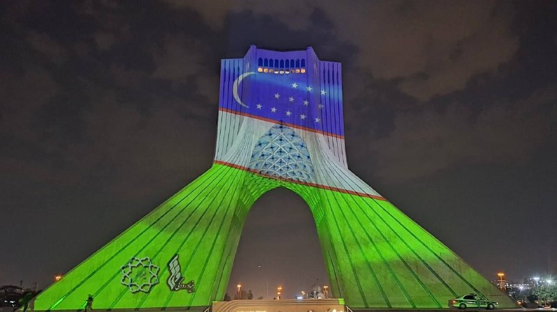 برج آزادی به رنگ پرچم ازبکستان؛ ادای احترام به دوستی دیرینه دو ملت