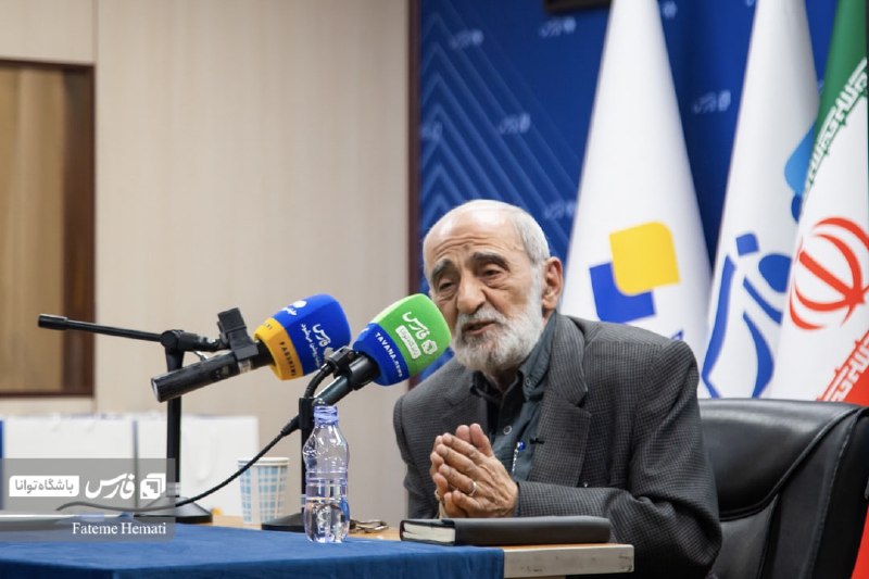 شریعتمداری: فاصله ایران با سلاح هستهای