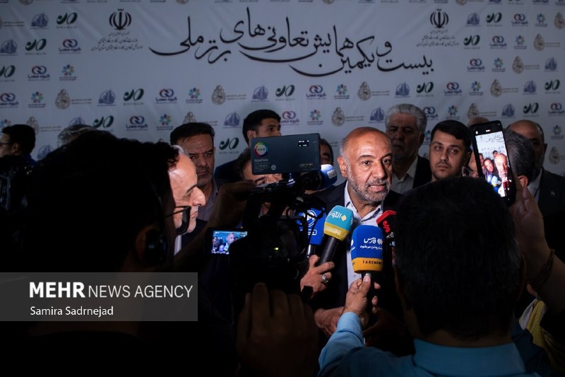 در همایشی خبرنگاران از وزیر درباره تکرار سوالات انتقاد کردند