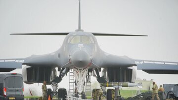 ادعای آکسیوس: 🔴 آمریکا از بمبافکن B-1 علیه ایران استفاده کرد؛ ترامپ تهران را تهدید به حمله کرد 🔴 هرمز، بابالمندب و دریای سرخ در آستانه بحرانی