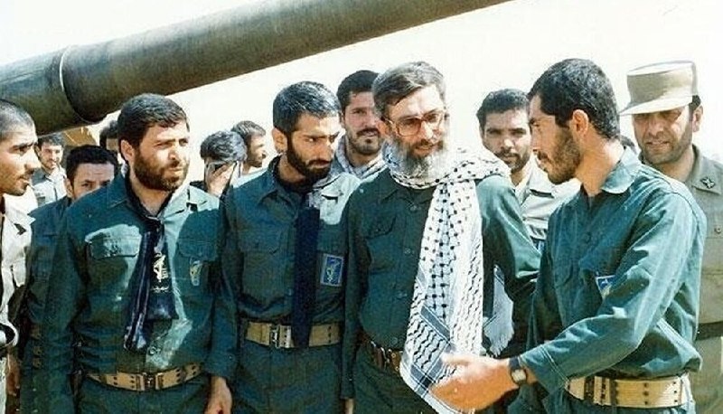 🌹 تاریخ بخوانیم | در میانه آتش و جنگ؛ رییس جمهور روحانی لباس نظامی بر تن کرد