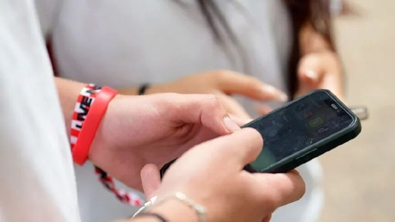 دولت چک ممنوعیت استفاده از تلفن همراه در مدارس را بررسی میکند