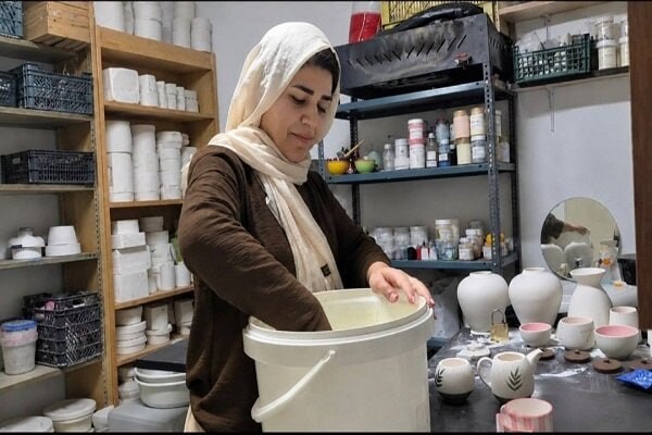 کورهای که در جنگ هم خاموش نشد؛ روایت زنی که از یک سرگرمی کارآفرین شد کارگاهی که از یک کلبه چوبی در حیاط خانه و با نگاههای پرمهر پدرش که بدرقه راهش شده بود شروع شد