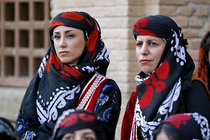 گُلوَنی؛ سربندی که هر نقش و رنگش روایتی از فرهنگ لُرهاست در مراسمهای شادی، گُلوَنی با رنگهای شاد و به صورتی بلند در پشت سر بسته میشد