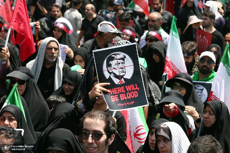 مردم در مراسم تشییع آیتالله علی خامنهای پلاکاردهایی حمل کردند