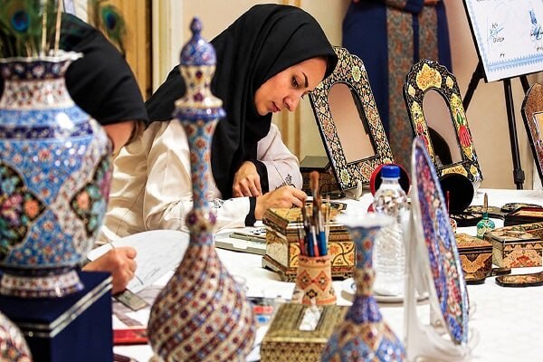 پشت غرفههای رنگارنگ، چه خبر است؟