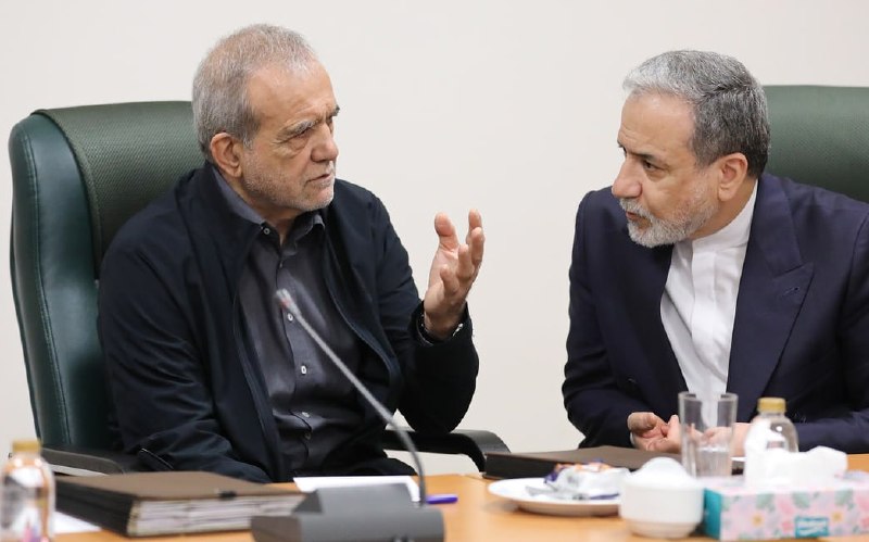 گفتگوی پزشکیان و عراقچی در حاشیه جلسه دولت 🇮🇷