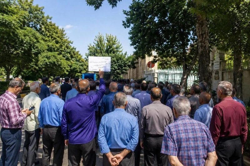 تجمع بازنشستگان فولاد اصفهان در اعتراض به اجرا نشدن متناسبسازی و مشکلات بیمه درمان